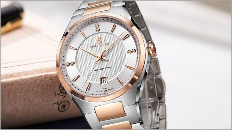 Thiết kế v&ocirc; c&ugrave;ng bắt mắt với 7 vi&ecirc;n kim cương đ&iacute;nh xung quanh mặt số đồng hồ 