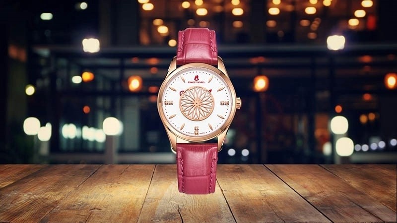 Sản phẩm độc đ&aacute;o với h&igrave;nh b&ocirc;ng hoa nổi bật tại trung t&acirc;m mặt số