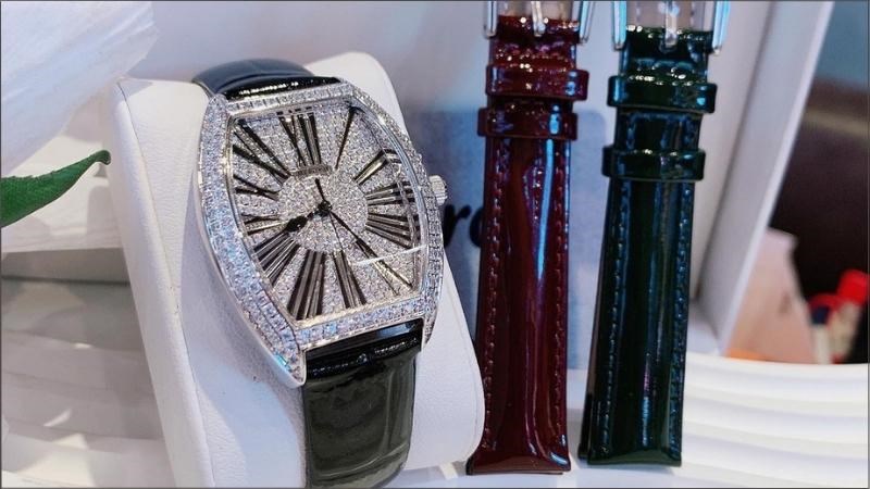 Đồng hồ Rivero là thương hiệu có phân khúc giá trải dài từ trung bình đến cao cấp Đồng hồ Rivero là thương hiệu có phân khúc giá trải dài từ trung bình đến cao cấp