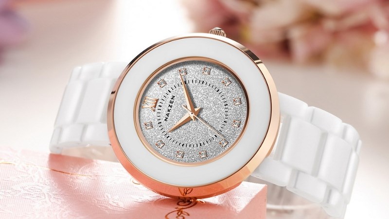 Đồng hồ nữ màu trắng vẫn có sức hút riêng và được các tín đồ thời trang yêu thích Đồng hồ nữ màu trắng vẫn có sức hút riêng và được các tín đồ thời trang yêu thích