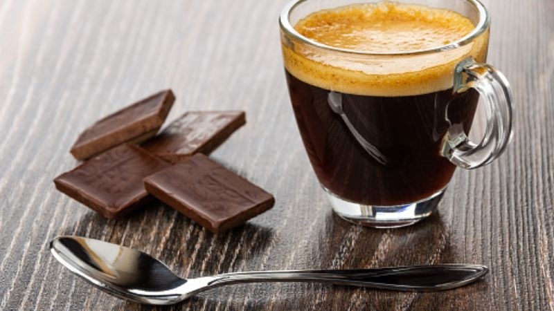 Bạn nên giảm tiêu thụ các loại thực phẩm đắng như cà phê, chocolate đen