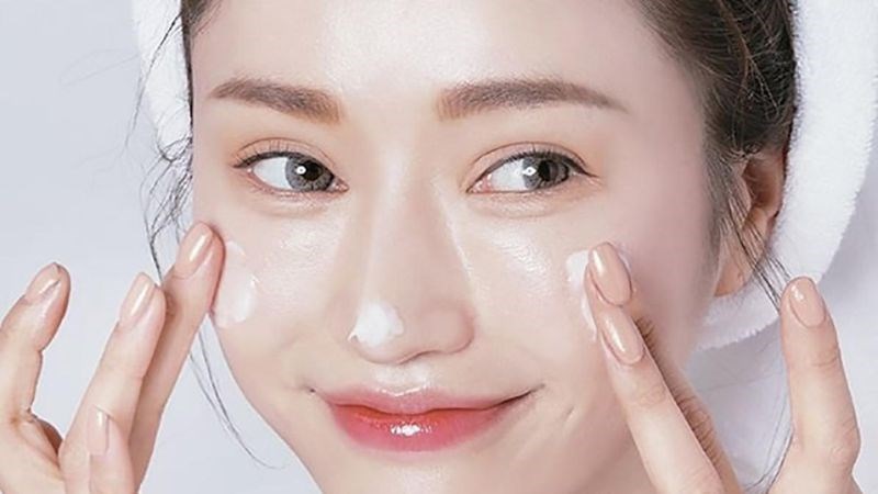 Bạn nên dùng tẩy da chết hóa học thay cho dạng vật lý để tránh tổn thương da