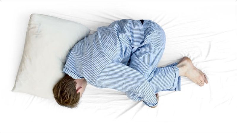 Tư thế bào thai giúp cơ bụng giãn ra và giảm đau bụng kinh