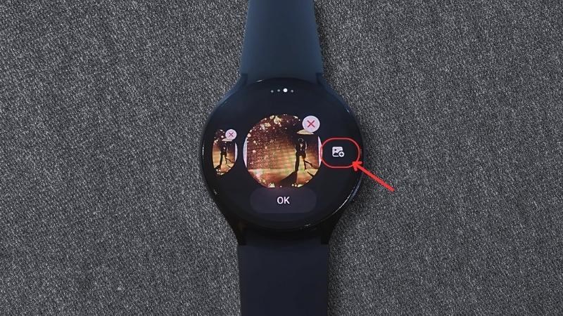 Lướt qua các ảnh có sẳn trên đồng hồ > Tại mục Nền chọn biểu tượng Thêm ảnh