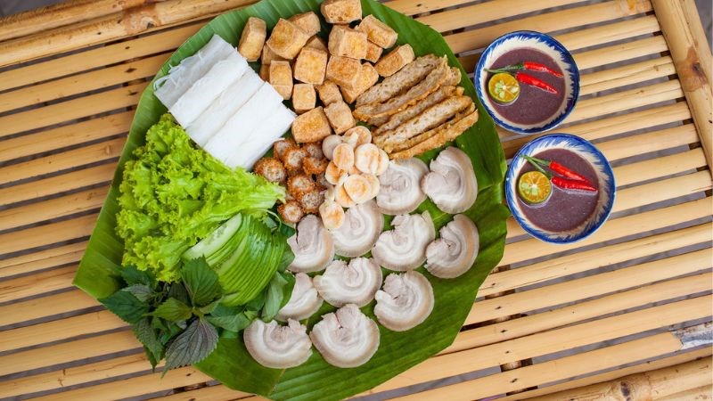 Nên ăn bún đậu mắm tôm vào buổi trưa hoặc buổi chiều