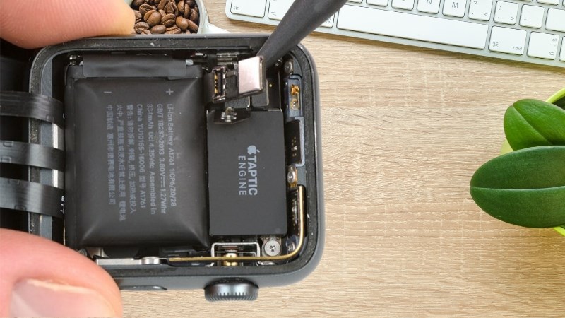 Th&aacute;o vi&ecirc;n pin khỏi Apple Watch để l&agrave;m sạch mặt tiếp x&uacute;c