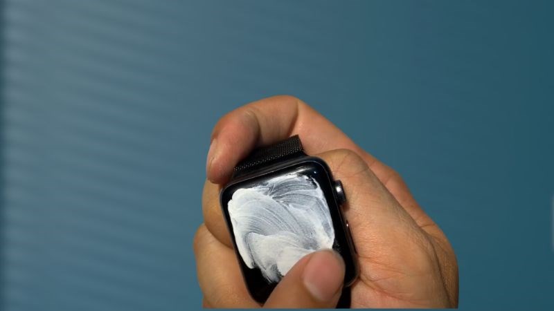 B&ocirc;i h&oacute;a chất l&ecirc;n mặt k&iacute;nh để tẩy lớp Nano