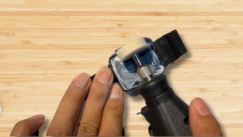 Sử dụng giấy nh&aacute;m mịn tiến h&agrave;nh x&oacute;a vết xước (Ảnh minh họa)