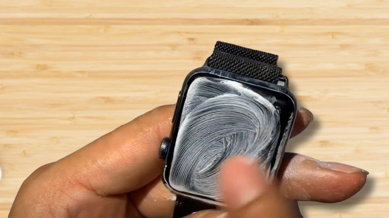 Tiến h&agrave;nh sử dụng bột đ&aacute;nh b&oacute;ng để đ&aacute;nh b&oacute;ng m&agrave;n h&igrave;nh (Ảnh minh họa)