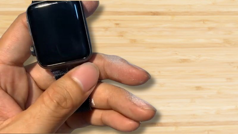 Phủ lại lớp Nano bảo vệ mặt k&iacute;nh (Ảnh minh họa)