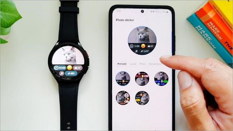 Mặt đồng hồ Photo sticker bạn c&oacute; thể dễ d&agrave;ng tuỳ chỉnh bố cục v&agrave; th&ecirc;m ảnh