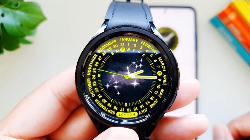 Ngay trung t&acirc;m đồng hồ c&ograve;n c&oacute;  bản đồ sao v&agrave; chu kỳ mặt trăng 