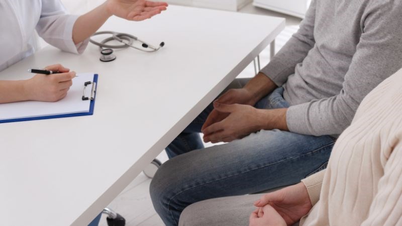 Bạn nên thăm khám bác sĩ sớm nhất để điều trị kịp thời
