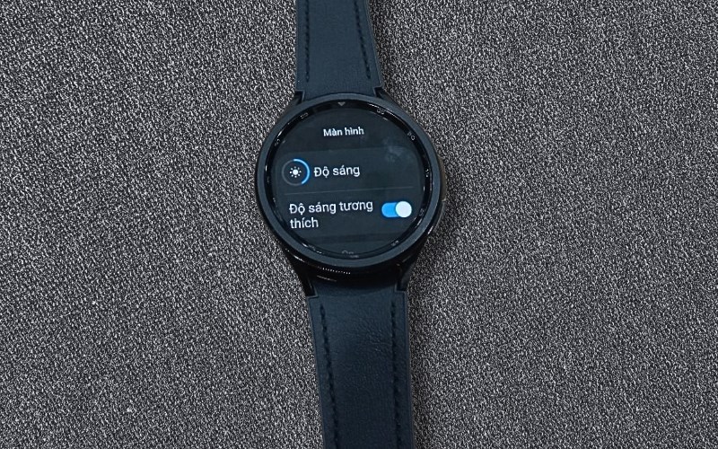 T&iacute;nh năng độ s&aacute;ng tương th&iacute;ch tiện lợi được trang bị tr&ecirc;n Galaxy Watch 6 v&agrave; Watch 6 Classic
