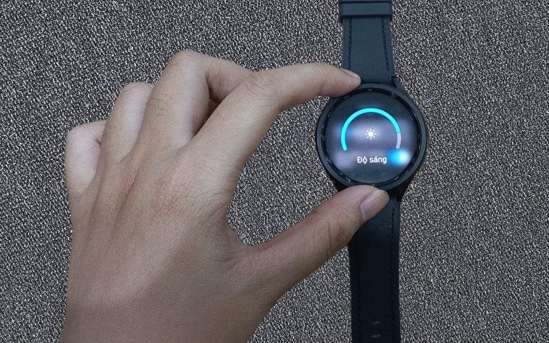 Xoay v&ograve;ng bezel để tăng, giảm độ s&aacute;ng Galaxy Watch 6 Classic