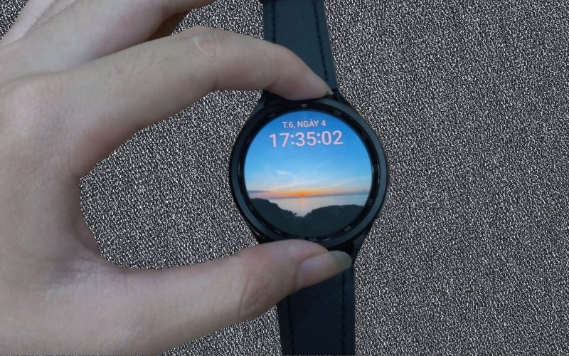 Xoay v&ograve;ng bezel để di chuyển đến c&aacute;c m&agrave;n h&igrave;nh kh&aacute;c