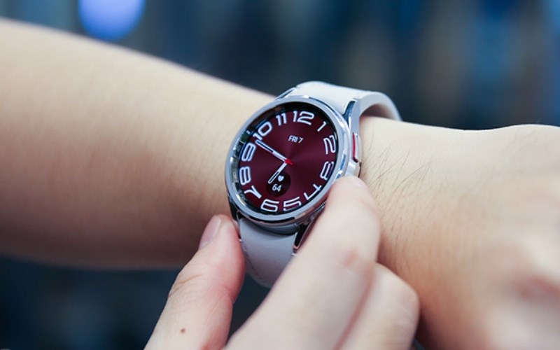 V&ograve;ng xoay bezel gi&uacute;p bạn sử dụng đồng hồ linh hoạt, dễ d&agrave;ng v&agrave; thuận tiện hơn