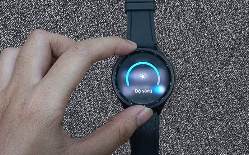 Xoay v&ograve;ng bezel sang phải để điều chỉnh độ s&aacute;ng