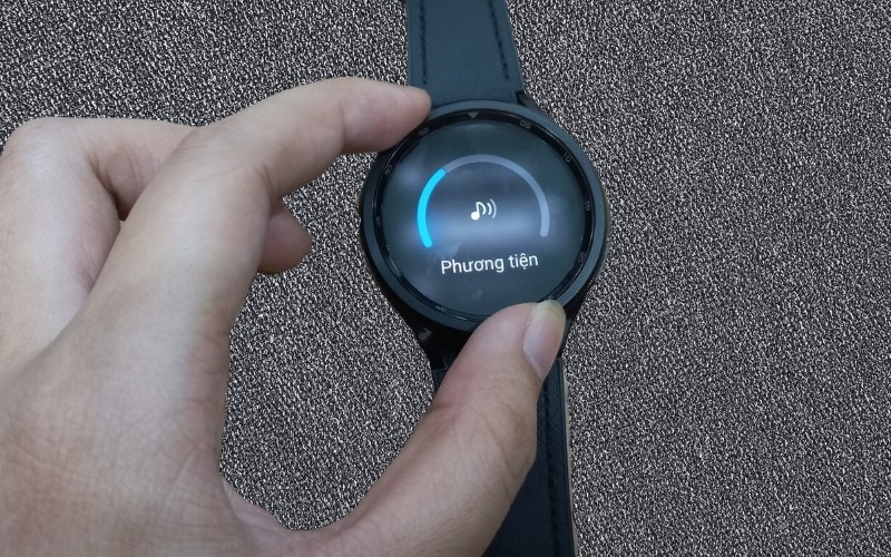 Xoay v&ograve;ng bezel để tăng hoặc giảm &acirc;m lượng