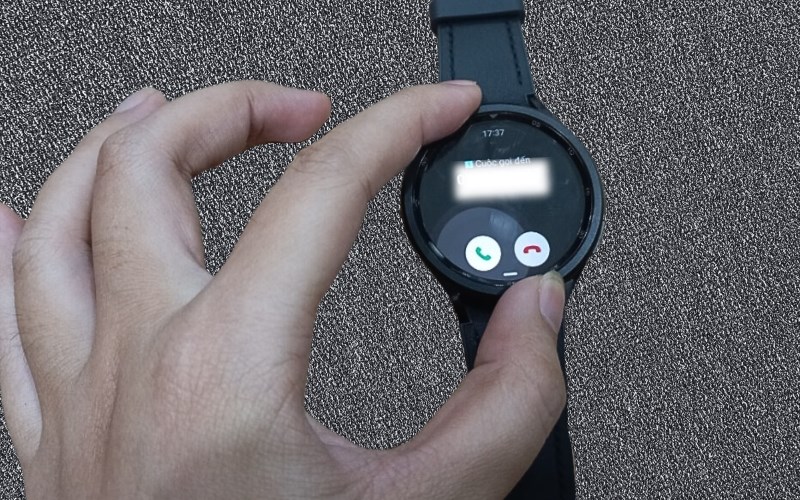 Xoay v&ograve;ng bezel sang phải để nhận cuộc gọi