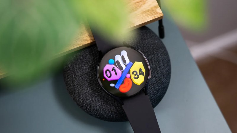 C&oacute; thể chạm v&agrave;o mặt đồng hồ để chuyển sang c&aacute;c ảnh động vui nhộn kh&aacute;c