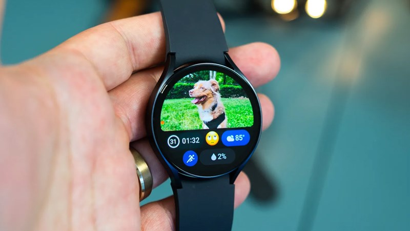 Mặt đồng hồ Photo Sticker (Ảnh sticker) cho ph&eacute;p bạn tuỳ chỉnh giao diện tr&ecirc;n mặt đồng hồ