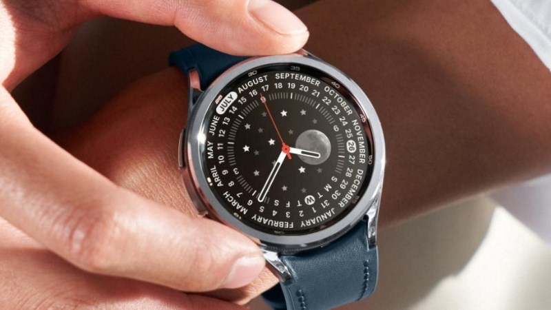 Mặt đồng hồ thiết kế theo hướng cổ điển chứa th&aacute;ng v&agrave; ng&agrave;y xung quanh c&aacute;c cạnh