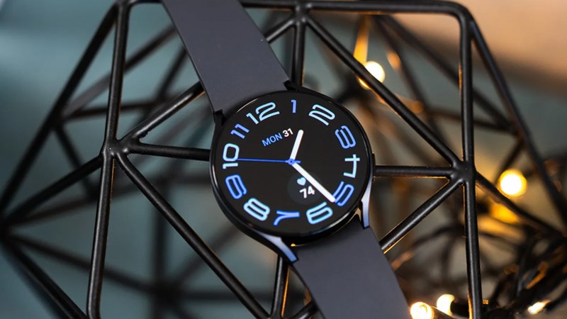 Thiết kế ấn tượng với c&aacute;c số chỉ giờ trải d&agrave;i v&agrave; c&aacute;ch đều tr&ecirc;n mặt đồng hồ
