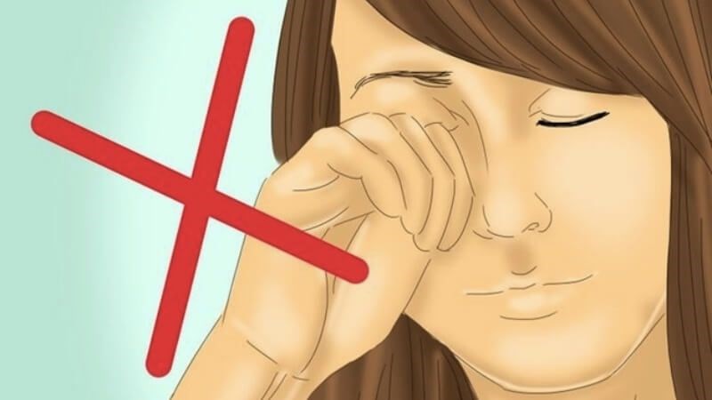 Dụi mắt nhiều có thể gây tổn thương giác mạc của mắt