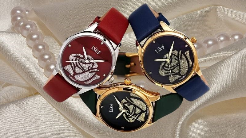 z Mặt số được thiết kế với hoa văn Accented Flower tinh tế