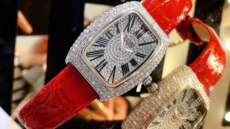 z Mặt số vuông được trang trí bằng đá Swarovski bao phủ quanh viền