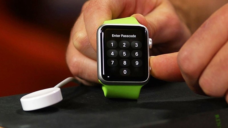 M&agrave;n h&igrave;nh Apple Watch đang bị kh&oacute;a
