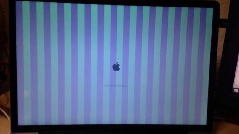 M&agrave;n h&igrave;nh Macbook bị sọc xanh do card b&ecirc;n trong bị hư