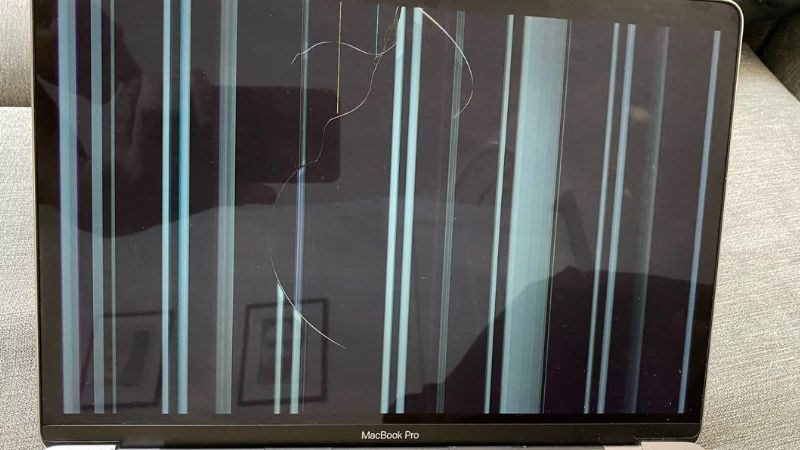 M&agrave;n h&igrave;nh Macbook xuất hiện c&aacute;c mảng sọc dọc đen lớn