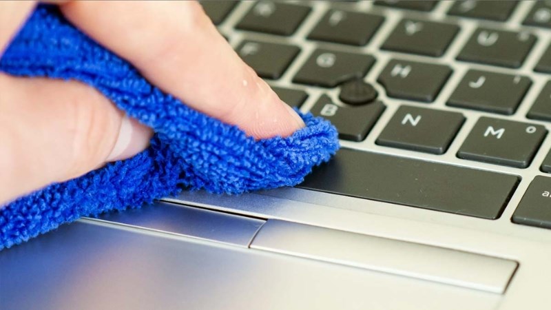 Thường xuy&ecirc;n l&agrave;m sạch bề mặt của touchpad bằng c&aacute;ch d&ugrave;ng một khăn ẩm để lau nhẹ nh&agrave;ng