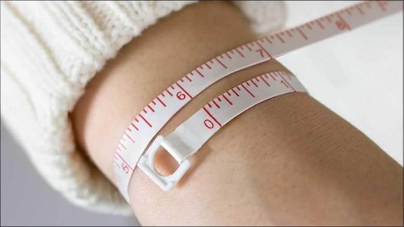 Sử dụng thước d&acirc;y quấn quanh cổ tay cho đến khi lấy được số đo ch&iacute;nh x&aacute;c nhất