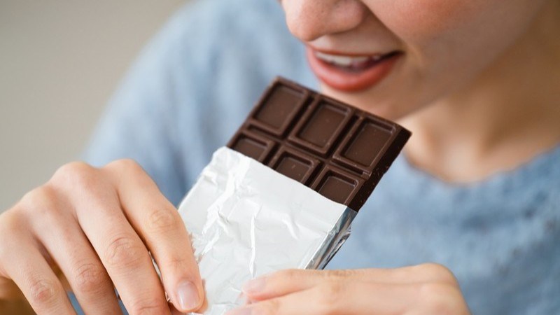 Bạn nên ăn socola vào buổi sáng để nạp nhanh năng lượng cần thiết 