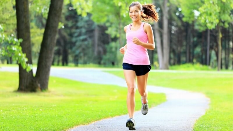 Chị em nên tập thể dục thường xuyên để tiêu hao bớt lượng calo dư thừa từ socola 