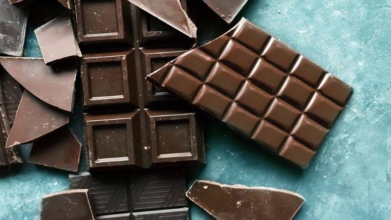 Caffeine chứa trong socola đen giúp đốt cháy lượng calo hiệu quả 