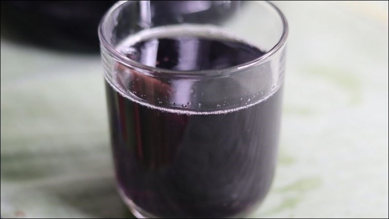 Ba kích thường được ngâm trong rượu để làm thuốc điều trị bệnh