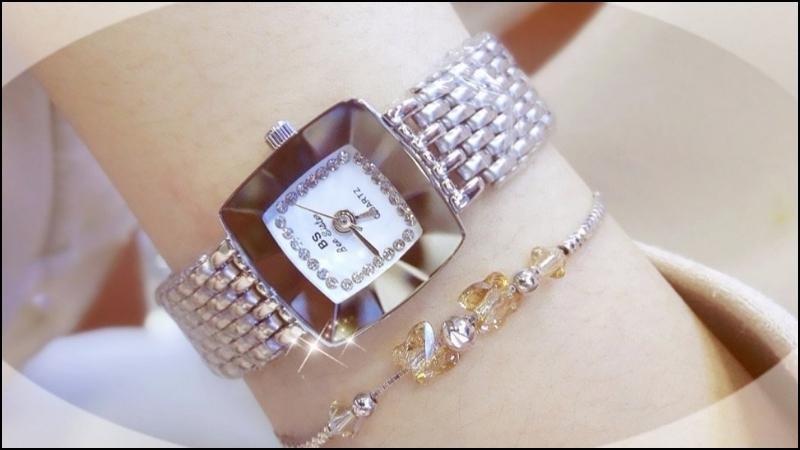 Mặt đồng hồ được thiết kế tỉ mỉ, khung viền đ&iacute;nh đ&aacute; sang trọng