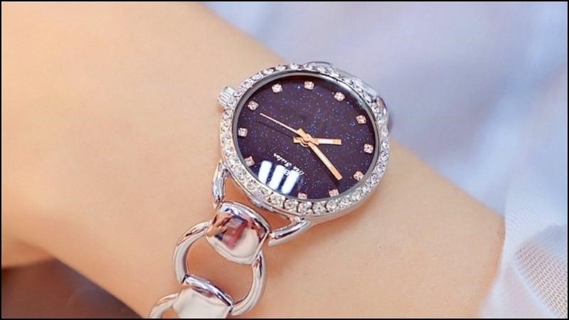 Mặt đồng hồ được thiết kế tinh xảo, đẹp mắt