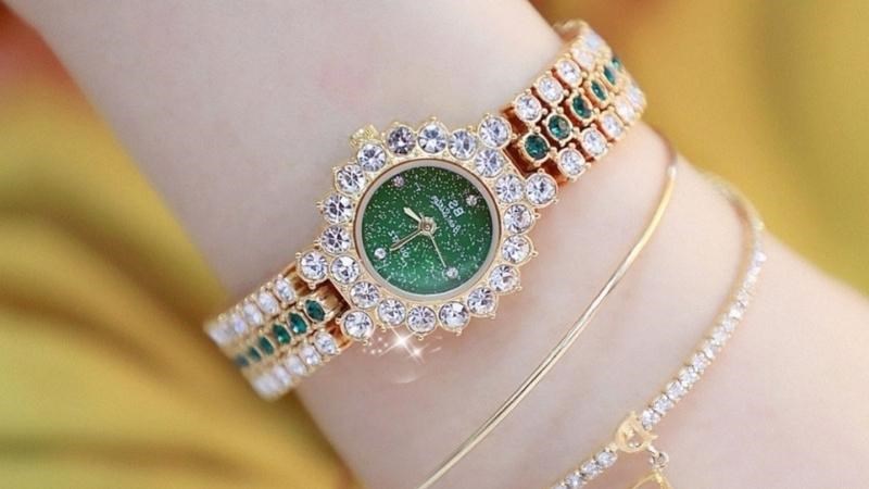 Đồng hồ được thiết kế full đ&aacute; v&ocirc; c&ugrave;ng sang trọng