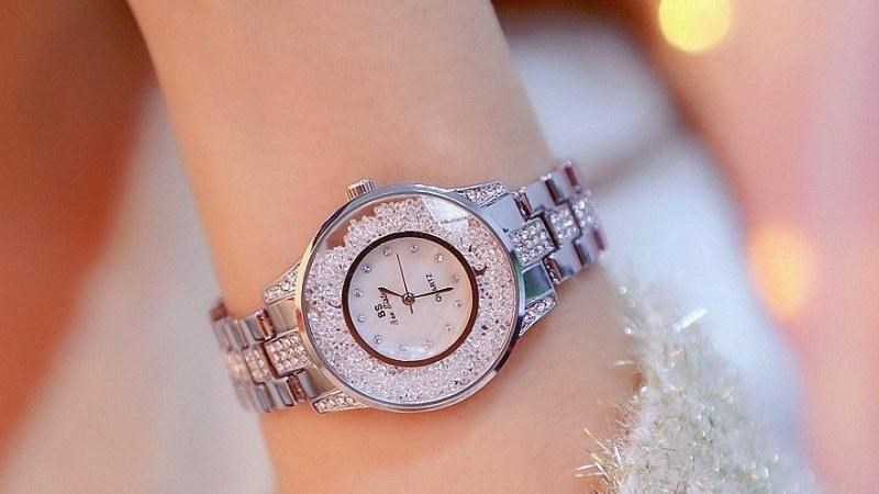 Với khung viền được thiết kế rỗng đựng đ&aacute; thủy tinh cực độc lạ