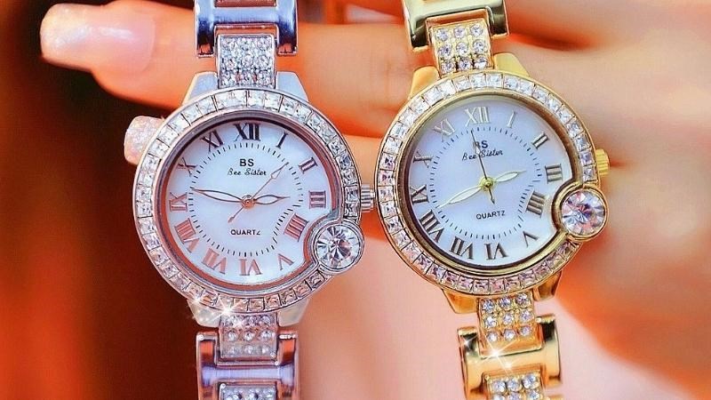 Được đ&iacute;nh những vi&ecirc;n đ&aacute; lớn l&ecirc;n mặt đồng hồ tạo điểm nhấn v&ocirc; c&ugrave;ng đẹp mắt