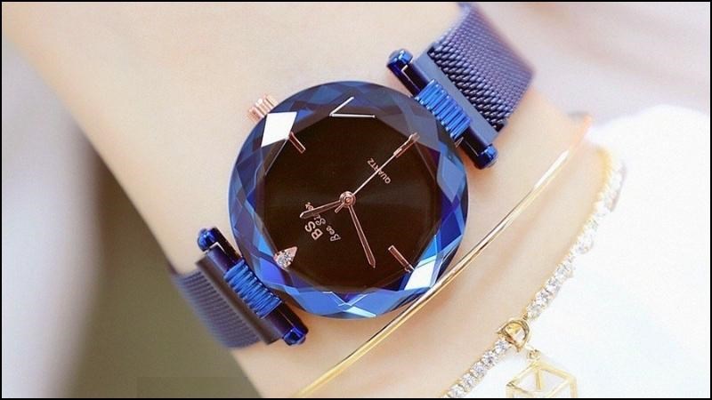 Mặt đồng hồ bằng đ&aacute; với khung viền tam gi&aacute;c cực k&igrave; thu h&uacute;t