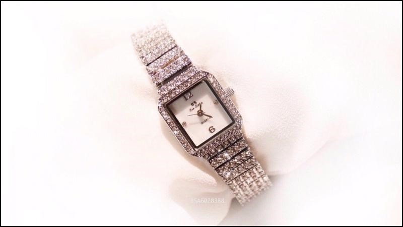 Thiết kế sang trọng với phần d&acirc;y được đ&iacute;nh đ&aacute; kim cương