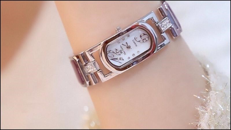 Đồng hồ mặt vu&ocirc;ng ph&ugrave; hợp với những người phụ nữ mệnh thổ