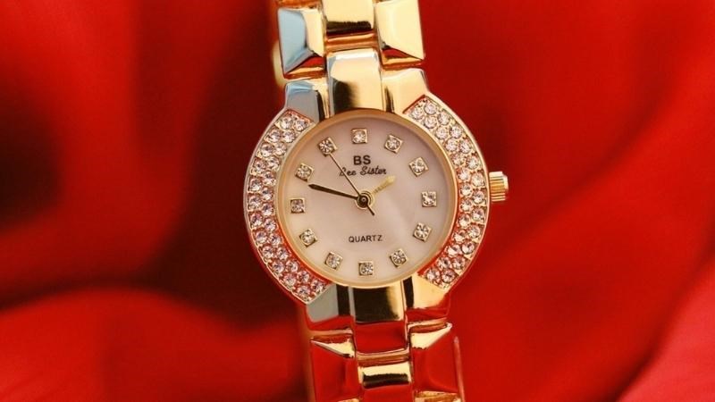 Mặt viền đồng hồ được đ&iacute;nh đ&atilde; cực k&igrave; sang trọng