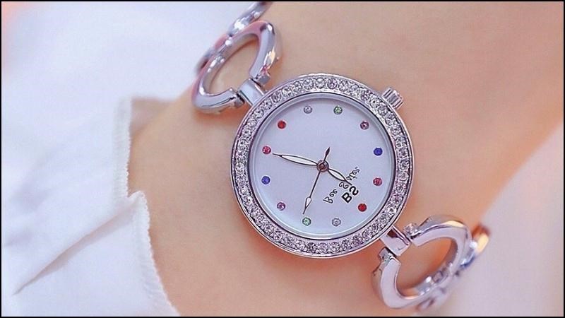 Phần d&acirc;y đeo được thiết kế như lắc tay cực k&igrave; tinh tế